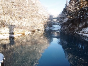 雪の四万川