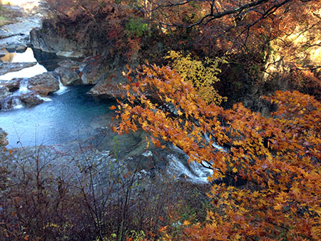 四万温泉、紅葉の甌穴までランニング