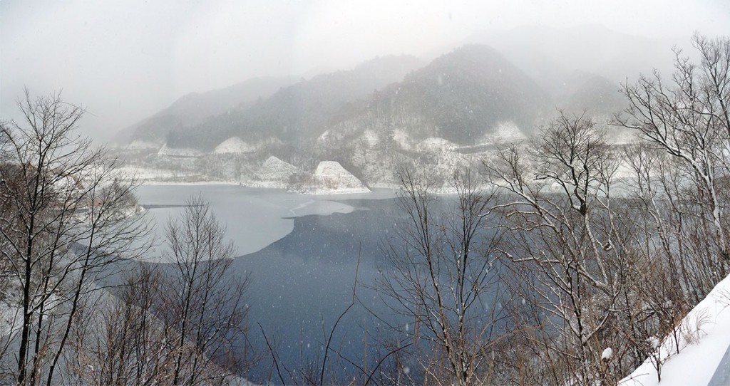 雪の奥四万湖