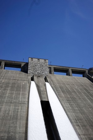 満水で放流している四万川ダム