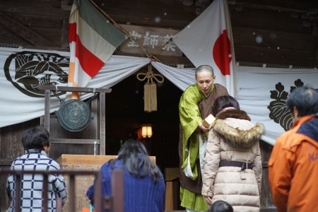 参拝者一人一人に