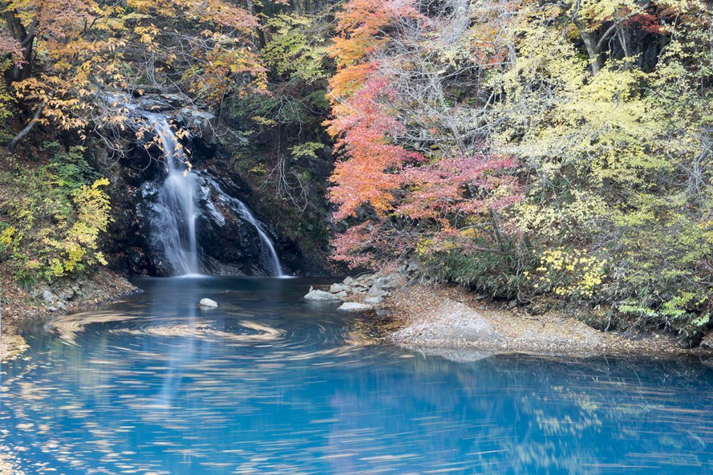 紅葉の桃太郎の滝