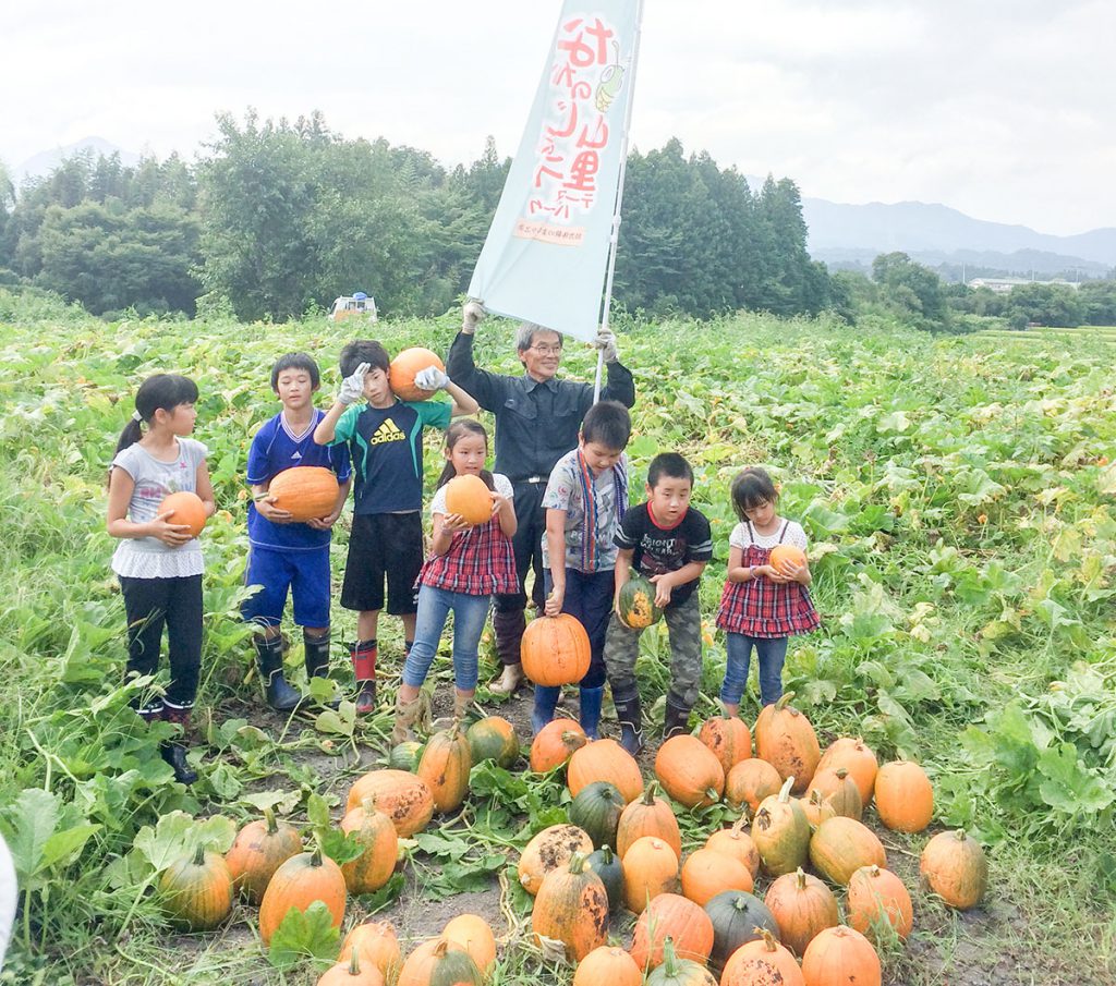 地域の子どもたちと収穫しました