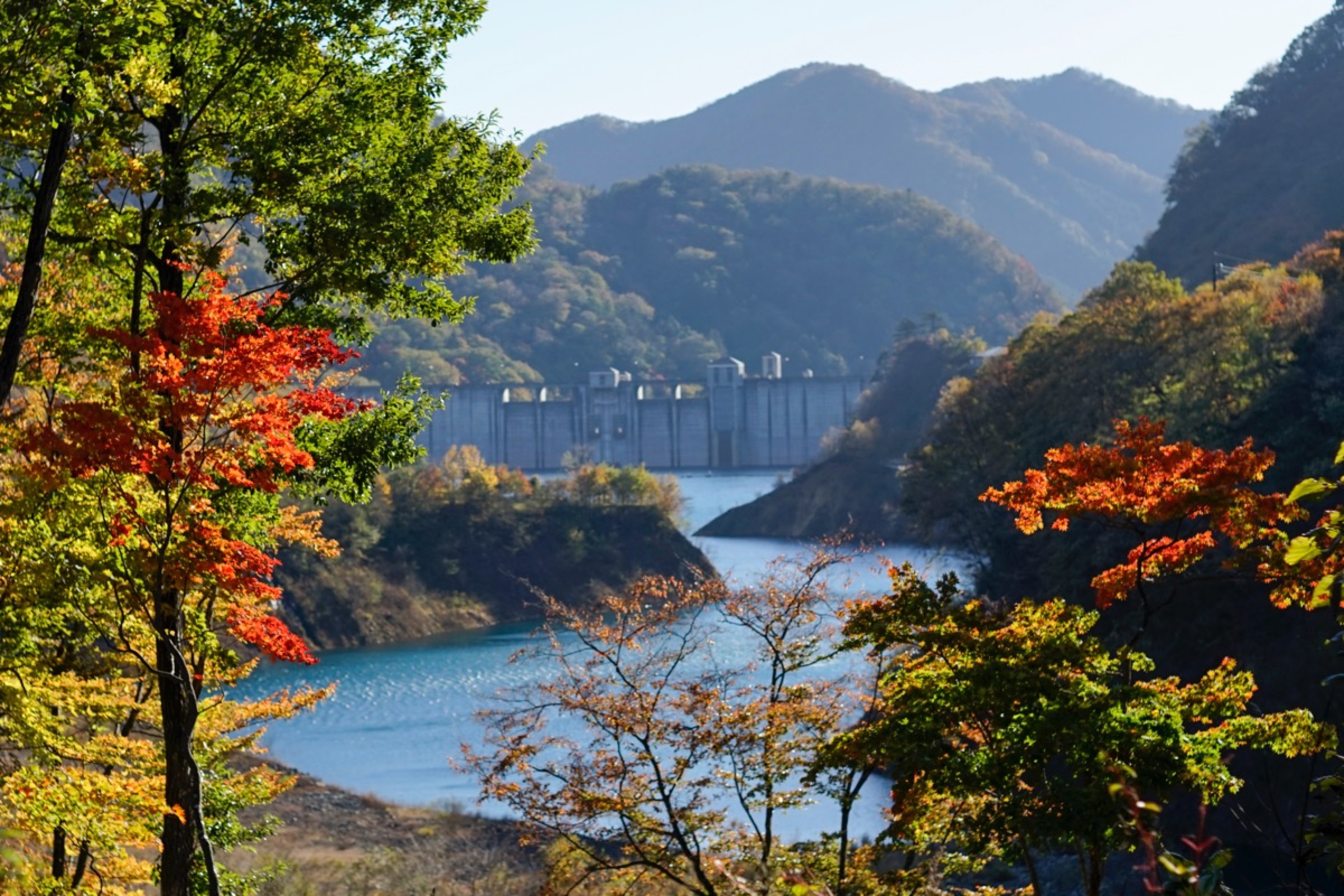 四万温泉の紅葉 四万温泉は街全体が紅葉の名所 四万温泉の紅葉 四万温泉は街全体が紅葉の名所