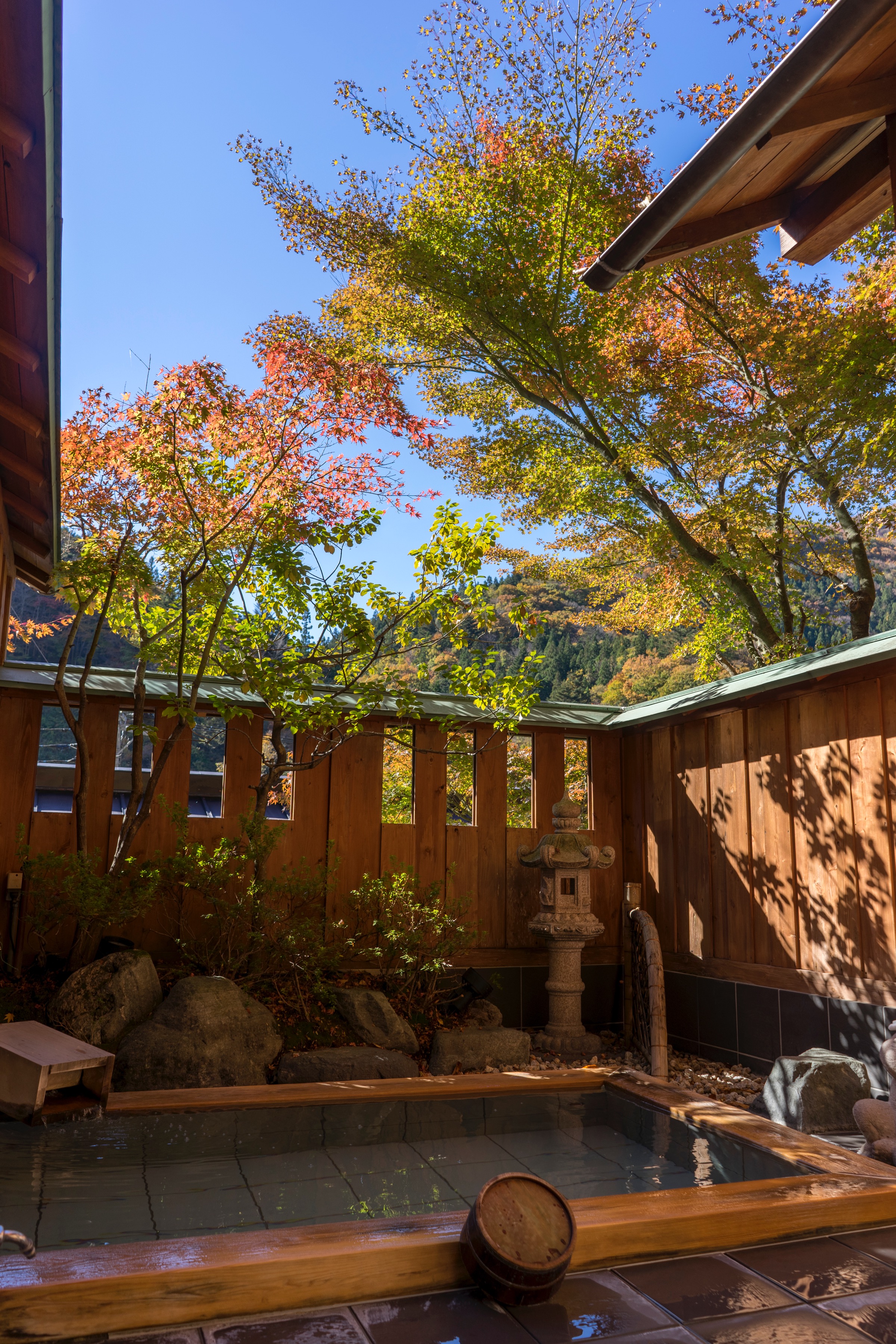 四万温泉の紅葉 四万温泉は街全体が紅葉の名所