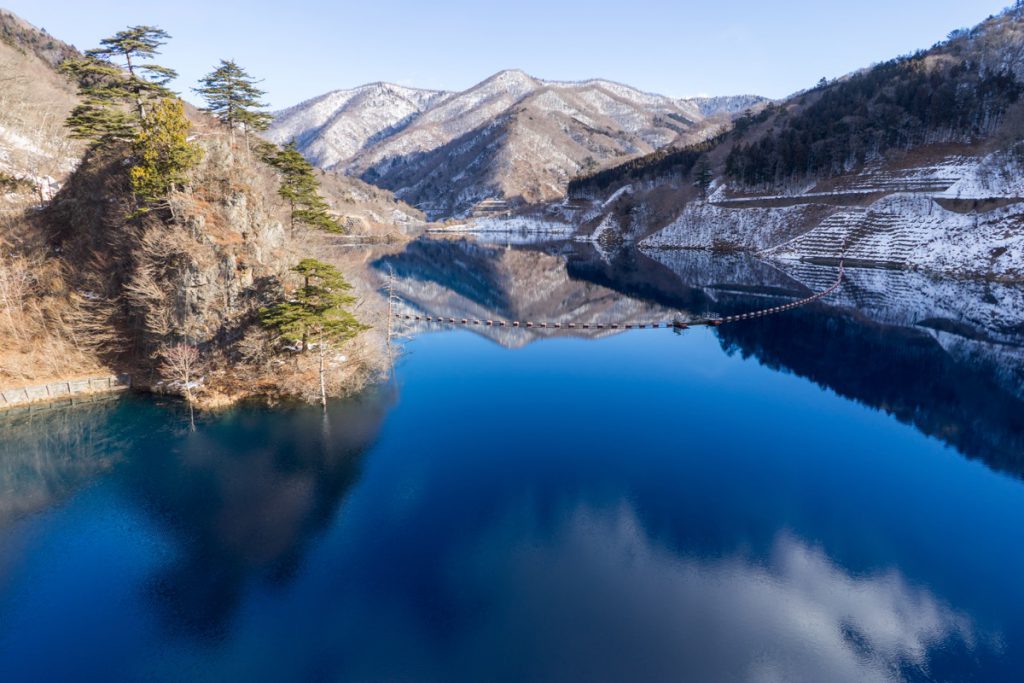 冬の奥四万湖