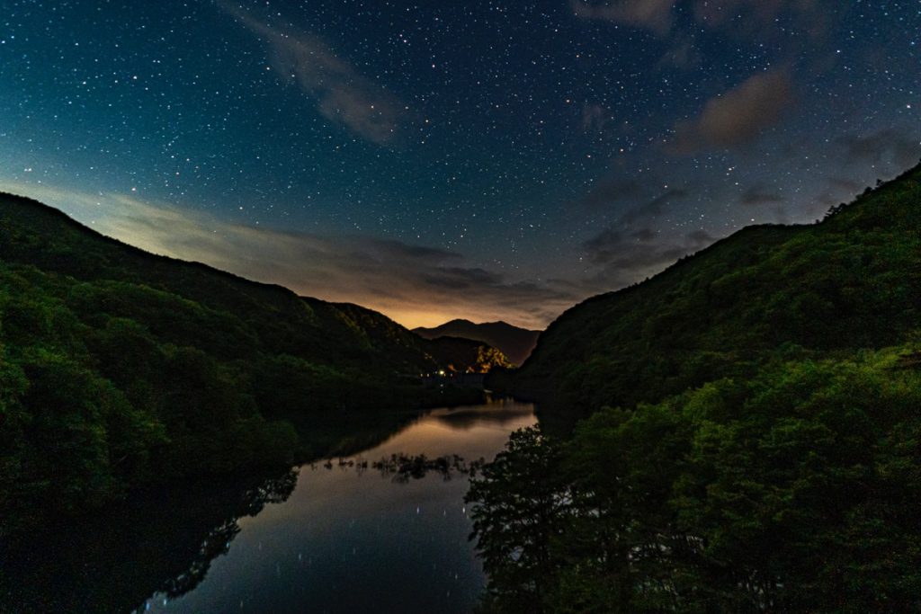 星空の奥四万湖