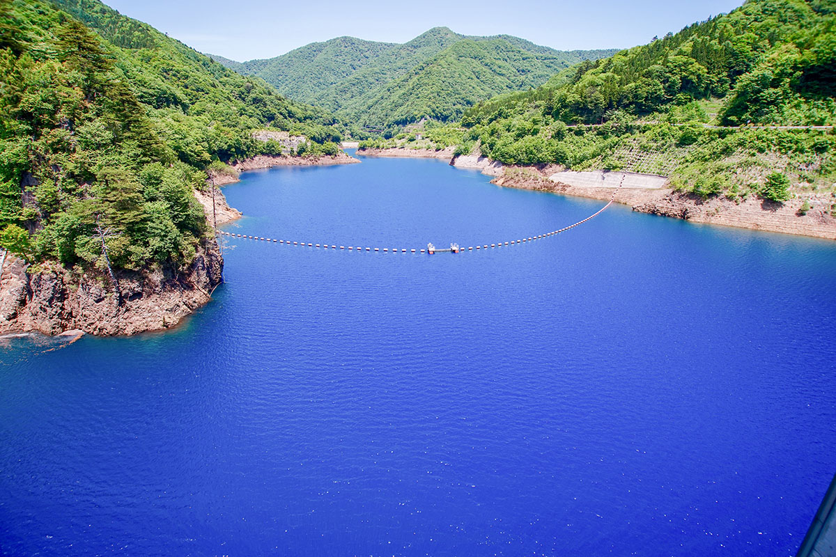 奥四万湖 神秘的なブルーの湖面やカヌーが楽しめる四万温泉の名所