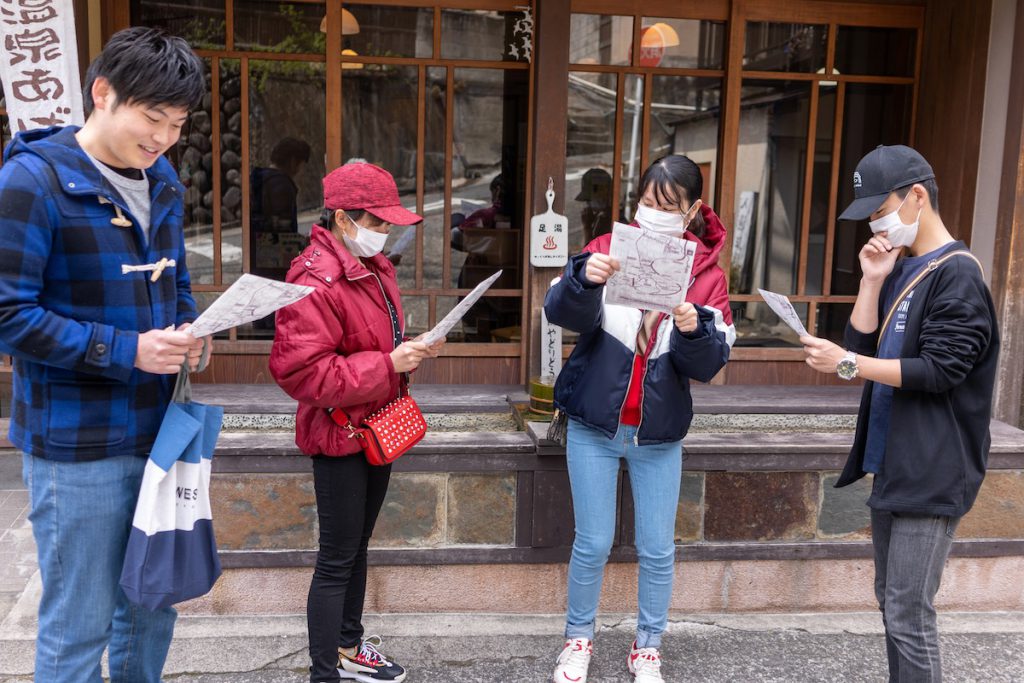 地図を見ながら真剣に四万温泉を学んでいます