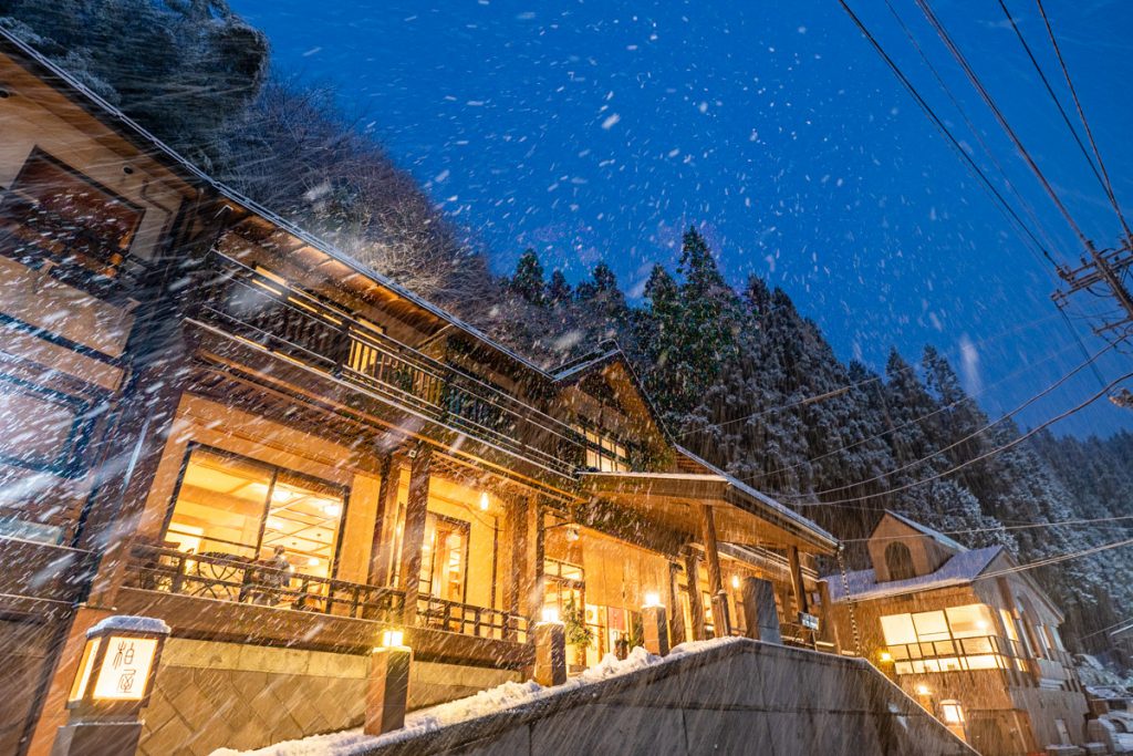 しんしんと雪が降る柏屋旅館