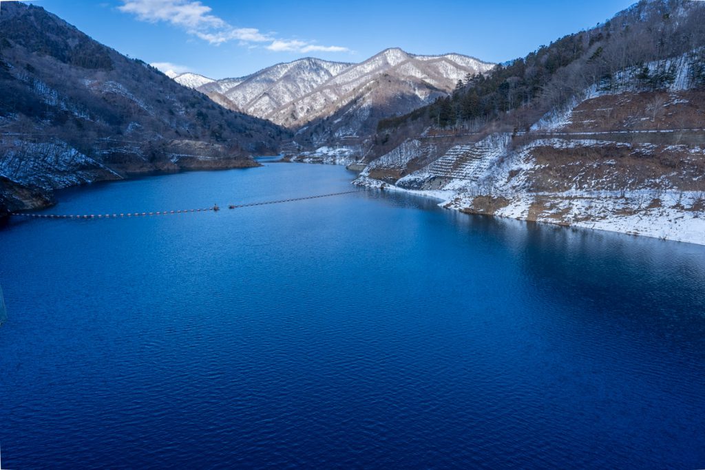 冬の奥四万湖