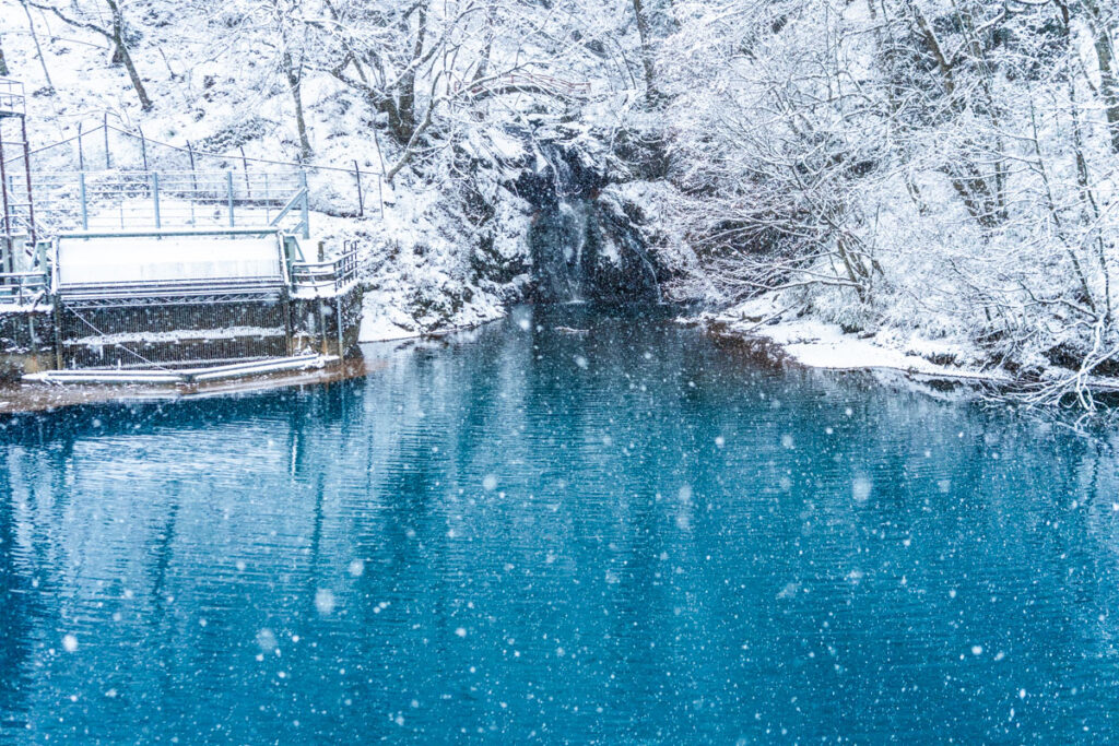 四万温泉、桃太郎の滝、雪の四万ブルー