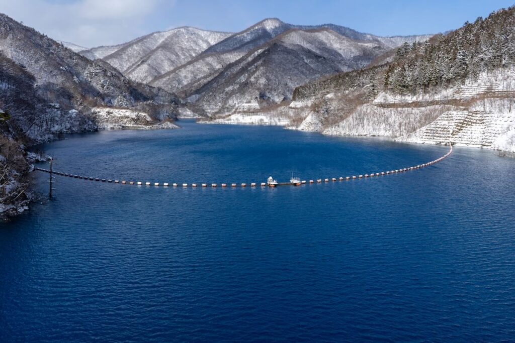 雪の奥四万湖