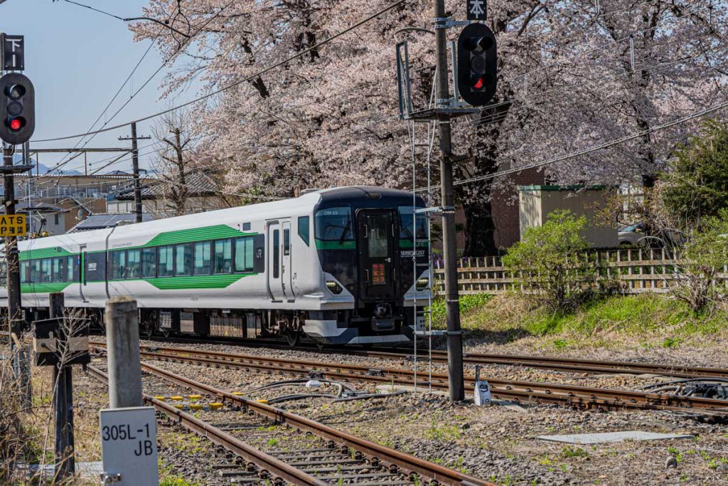 中之条駅を走る特急草津四万