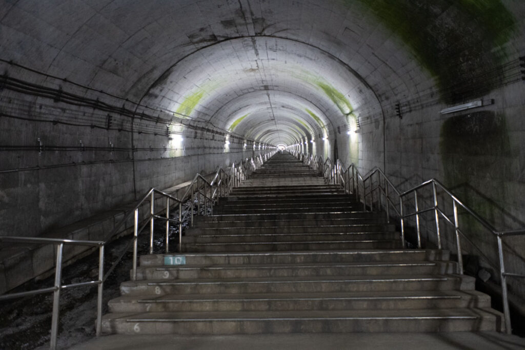 土合駅（モグラ駅）の長い階段