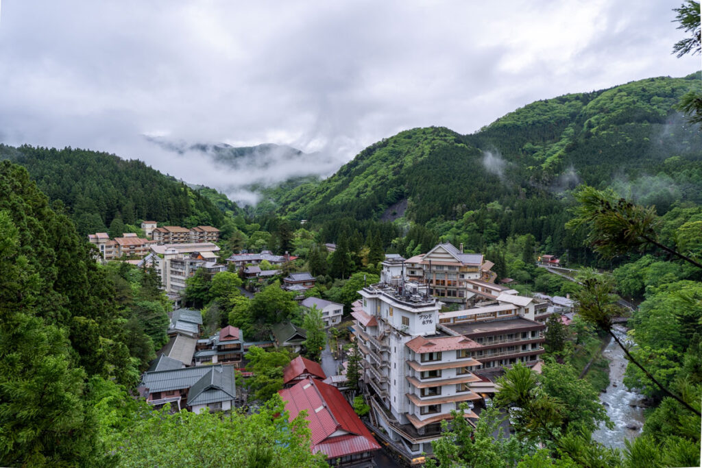 豊かな山に囲まれた四万温泉
