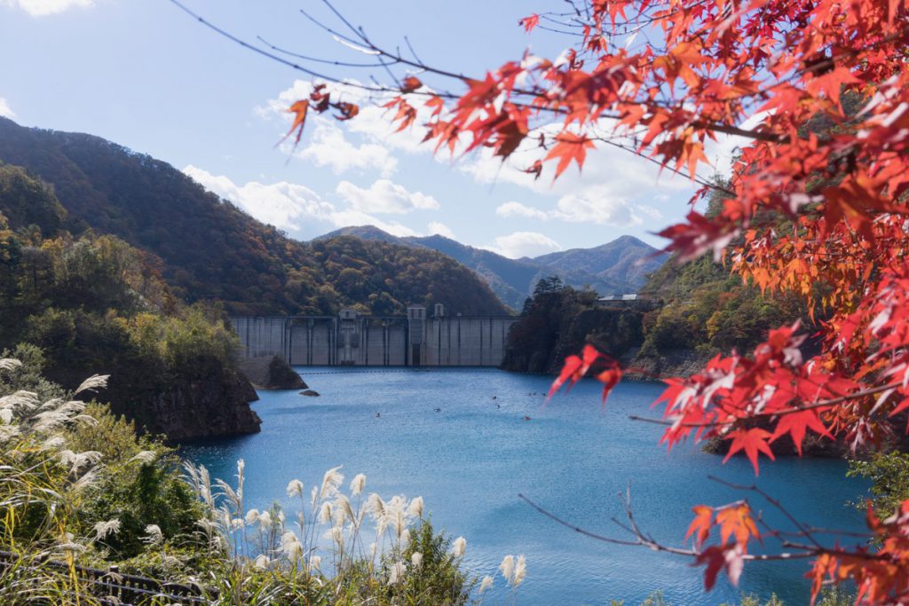 秋の奥四万湖